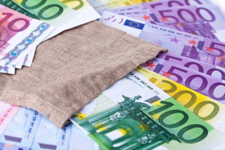 Photo save 200 euros monthly